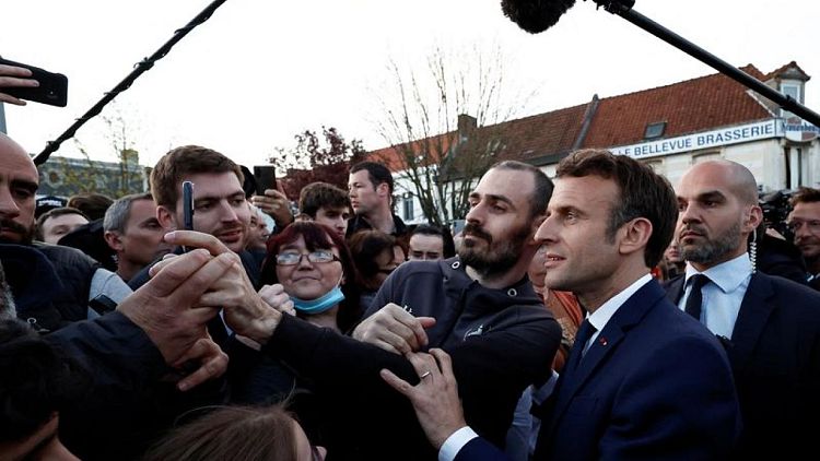 Macron da ahora "marcha atrás" en su reforma de las pensiones, según un aliado de Le Pen