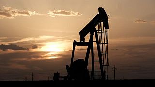 النفط يرتفع بعد تخفيف شنغهاي قيود كوفيد وانخفاض إنتاج روسيا