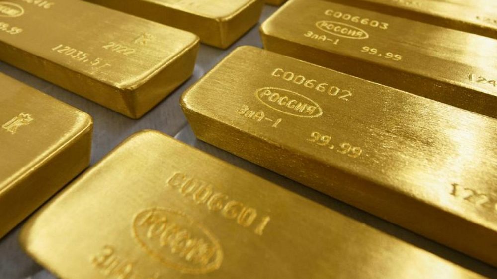 Ouro cai sob pressão do dólar enquanto investidores aguardam dados dos EUA
