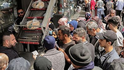 وزير: لبنان يصرف 15 مليون دولار لتفادي أزمة الخبز مؤقتا وزير: لبنان يصرف 15 مليون دولار لتفادي أزمة الخبز مؤقتا