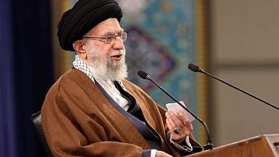 Jamenei dice que el futuro de Irán no debe estar ligado a las conversaciones nucleares