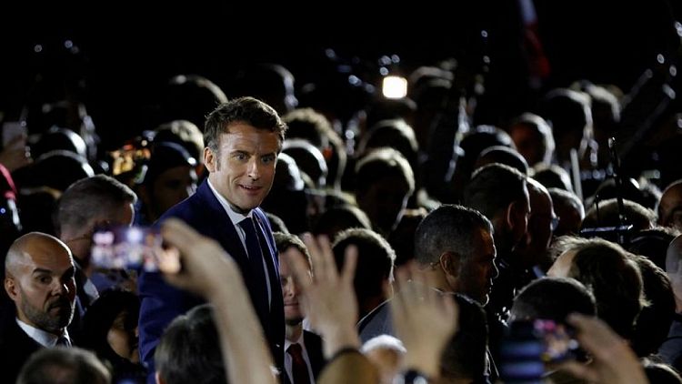Macron dice que Le Pen muestra su vena autoritaria tras un veto a periodistas