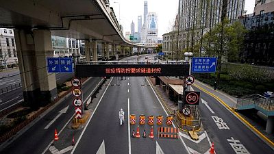 شنغهاي تتعهد بمعاقبة منتهكي قواعد الإغلاق المتعلقة بكوفيد مع وصول الإصابات إلى 25 ألفا