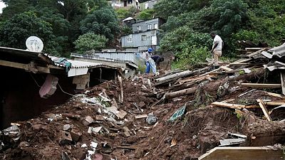 رئيس جنوب أفريقيا يزور ضحايا الفيضانات مع ارتفاع عدد القتلى إلى 306