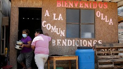 En barrios marginales de Perú, pollo queda fuera del menú y "ollas comunes" luchan contra inflación