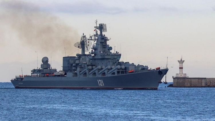 روسيا تقول إن انفجار ذخيرة ألحق أضرارا بسفينتها الرئيسية بالبحر الأسود