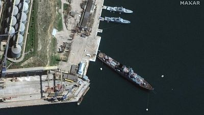 Rusia remolcará buque de guerra atacado en lo que Ucrania calificó como impacto de misil