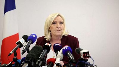 Plan para prohibir energías renovables de Le Pen es una "aberración": Macron