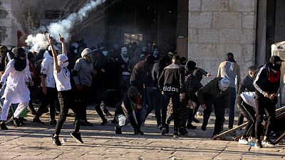 اشتباكات بين الشرطة الإسرائيلية وفلسطينيين في ساحات الأقصى وإصابة 152