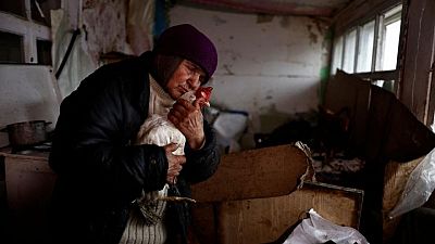 Tras las líneas enemigas, una mujer ucraniana sobrevive con sus gallinas