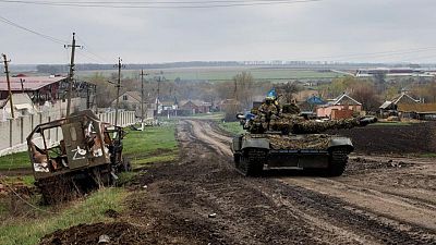 دبابات محطمة وجثث وتساؤلات.. ما تركه الروس في قرية أوكرانية