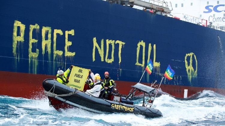 Scritta 'Peace not oil' sulla fiancata della nave