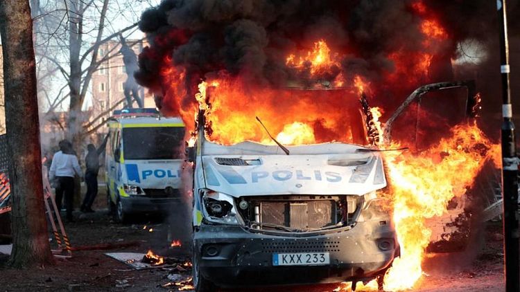 اندلاع أعمال شغب بوسط السويد قبل مظاهرة لليمين المتطرف