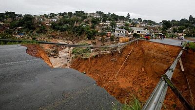 Sudáfrica libera fondos de emergencia tras graves inundaciones que dejan 400 muertos
