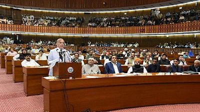 الائتلاف الحاكم الجديد في باكستان يحكم قبضته على البرلمان
