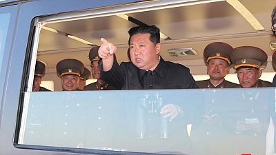 وكالة: زعيم كوريا الشمالية يشهد تجربة لسلاح تكتيكي موجه جديد