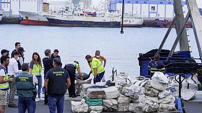 خفر السواحل الإسباني يعتقل 5 أشخاص حاولوا تهريب كوكايين في قارب صيد