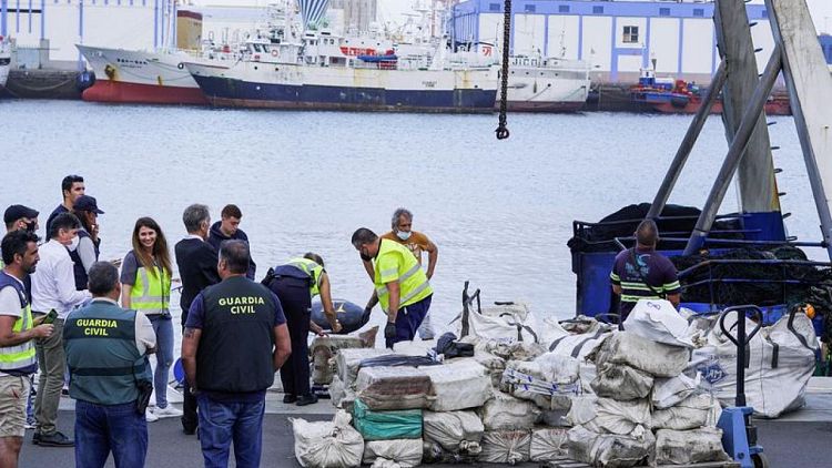 Cinco detenidos en una redada contra el narcotráfico frente a las Islas Canarias