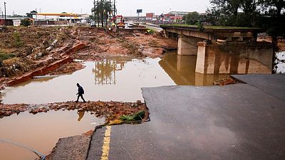 Socorristas buscan desaparecidos tras inundaciones que dejan más de 400 muertos en Sudáfrica