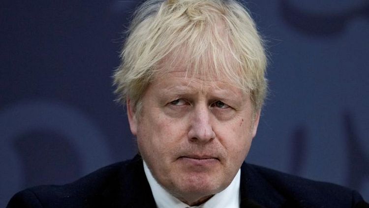 El británico Johnson rompió código ministerial con sus infracciones, dice experto constitucional