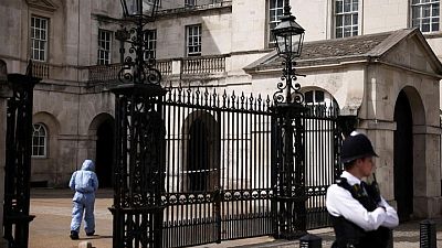 اعتقال رجل يحمل سكينا بعد مواجهته للشرطة قرب مقر رئيس الوزراء البريطاني