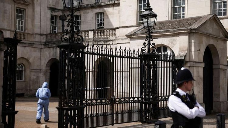 اعتقال رجل يحمل سكينا بعد مواجهته للشرطة قرب مقر رئيس الوزراء البريطاني
