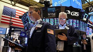 Wall Street abre a la baja mientras el rendimiento de los bonos se mantiene alto
