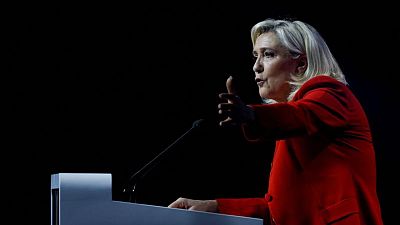Ante las críticas, aliados de Le Pen moderan retórica sobre la propuesta de prohibición del hiyab