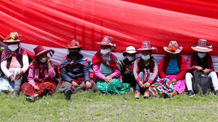 Mina de cobre Las Bambas de MMG en Perú suspende operaciones tras protesta, dice cámara