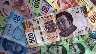 Monedas A.Latina caen y bolsas operan con ganancias en medio de sombrío panorama económico