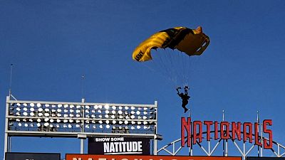 Avión y paracaidistas en partido de béisbol provocan alarma de seguridad en el Capitolio de EEUU