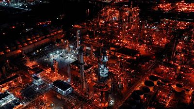 SONDEO-El petróleo podría frenar su caída por reaparición de riesgos de suministro