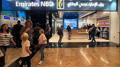 مصادر: أكبر بنك في دبي يمنح الموظفين زيادة في الأجور لمواجهة التضخم