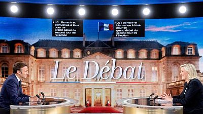 Macron y Le Pen continúan la campaña electoral tras su acalorado debate