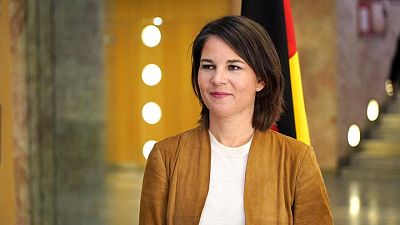 وزيرة خارجية ألمانيا: لا محظورات بخصوص تسليح أوكرانيا