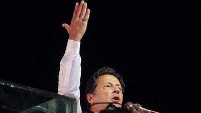 عمران خان يطالب بانتخابات مبكرة في باكستان ويهدد بالزحف على إسلام اباد