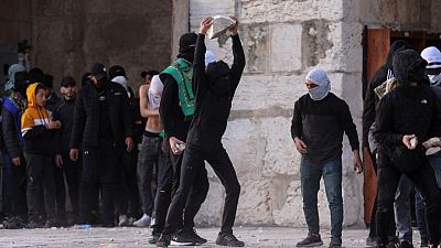 إصابة 57 فلسطينيا في مواجهات مع الشرطة الإسرائيلية بساحات المسجد الأقصى
