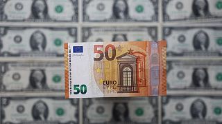 Euro cae tras comentarios de funcionarios del BCE; dólar alcanza máximo de 25 meses
