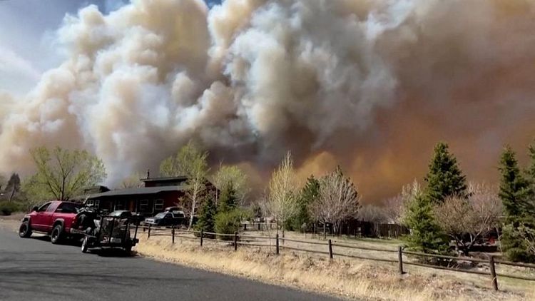 رياح شديدة تؤجج حرائق الغابات في جنوب غرب الولايات المتحدة
