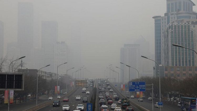 فريق عمل: يتعين على الصين رفع معايير جودة الهواء مع استمرار الضباب الدخاني