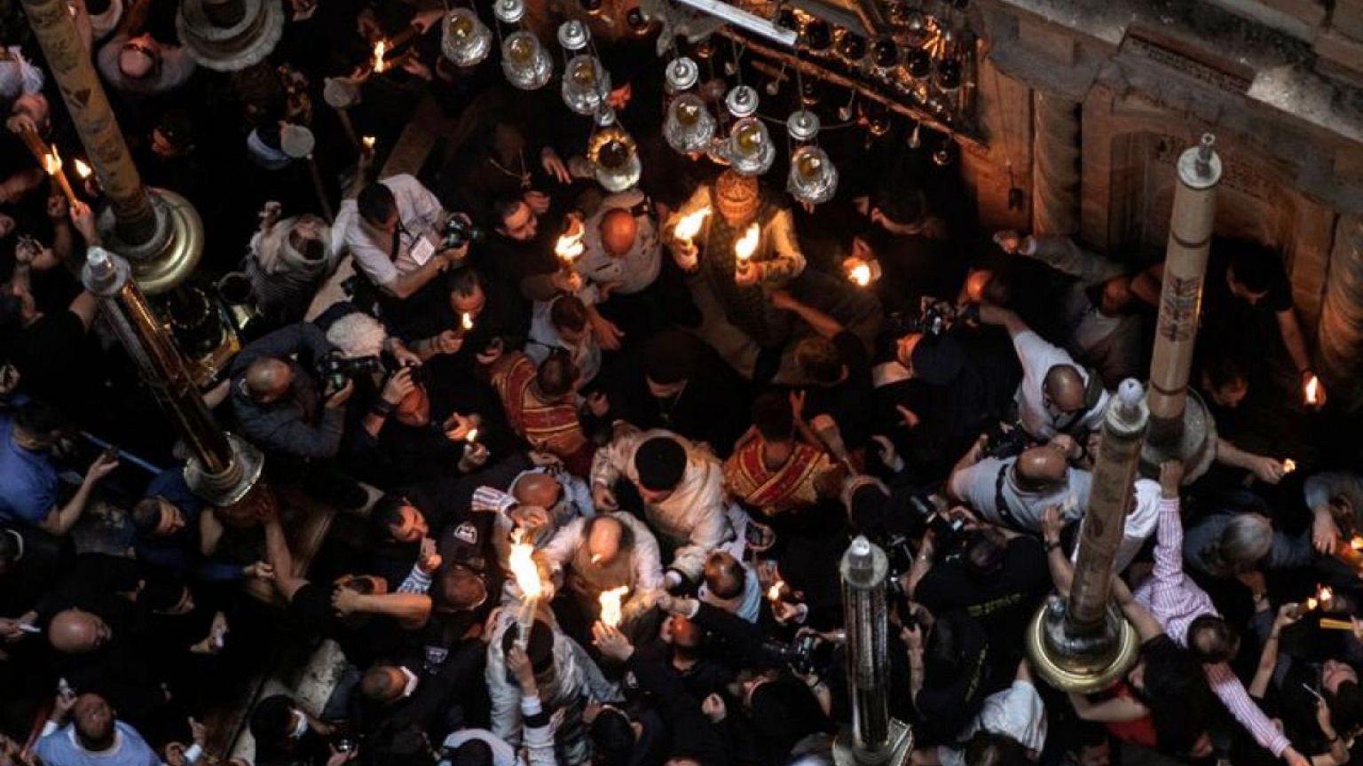 El fuego sagrado ilumina el Santo Sepulcro de Jerusalén
