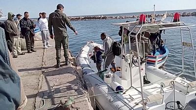 ارتفاع عدد قتلى غرق زوارق مهاجرين قبالة سواحل تونس إلى 17