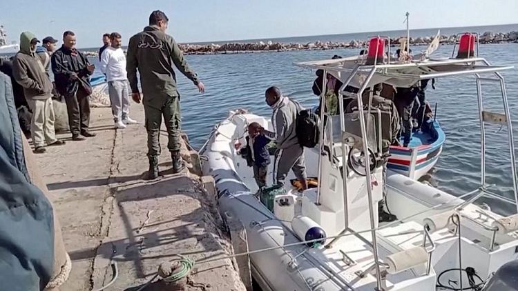 ارتفاع عدد قتلى غرق زوارق مهاجرين قبالة سواحل تونس إلى 17