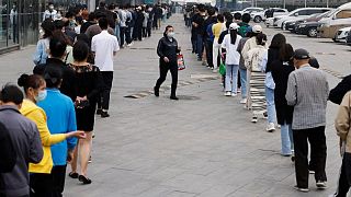 Los compradores de Pekín acaparan en los supermercados ante las pruebas masivas en un distrito