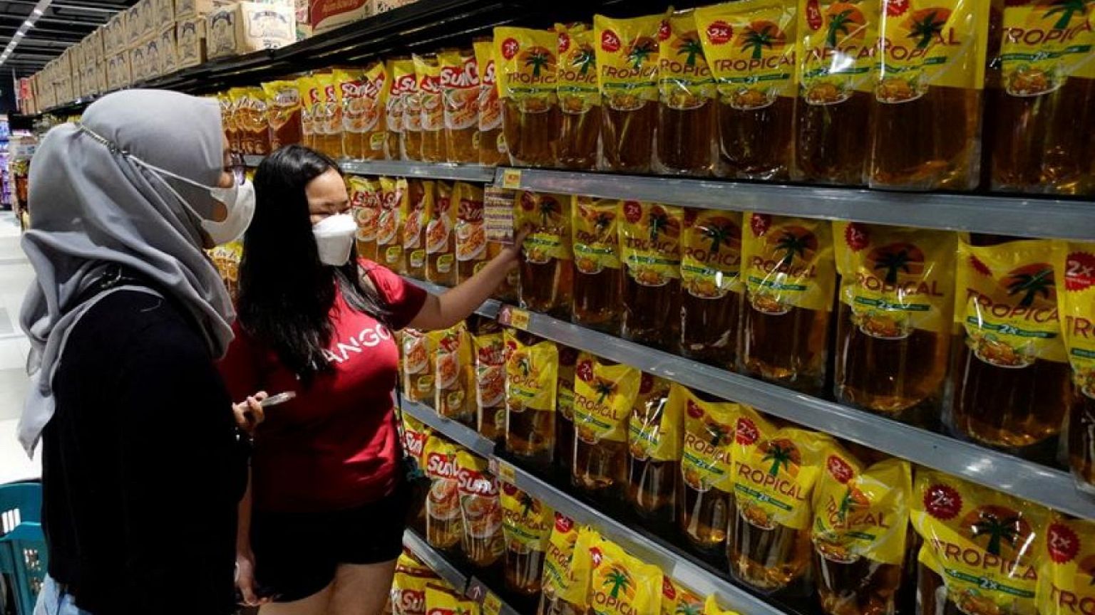 La prohibición de exportar aceite de palma de Indonesia deja a los compradores mundiales sin plan B