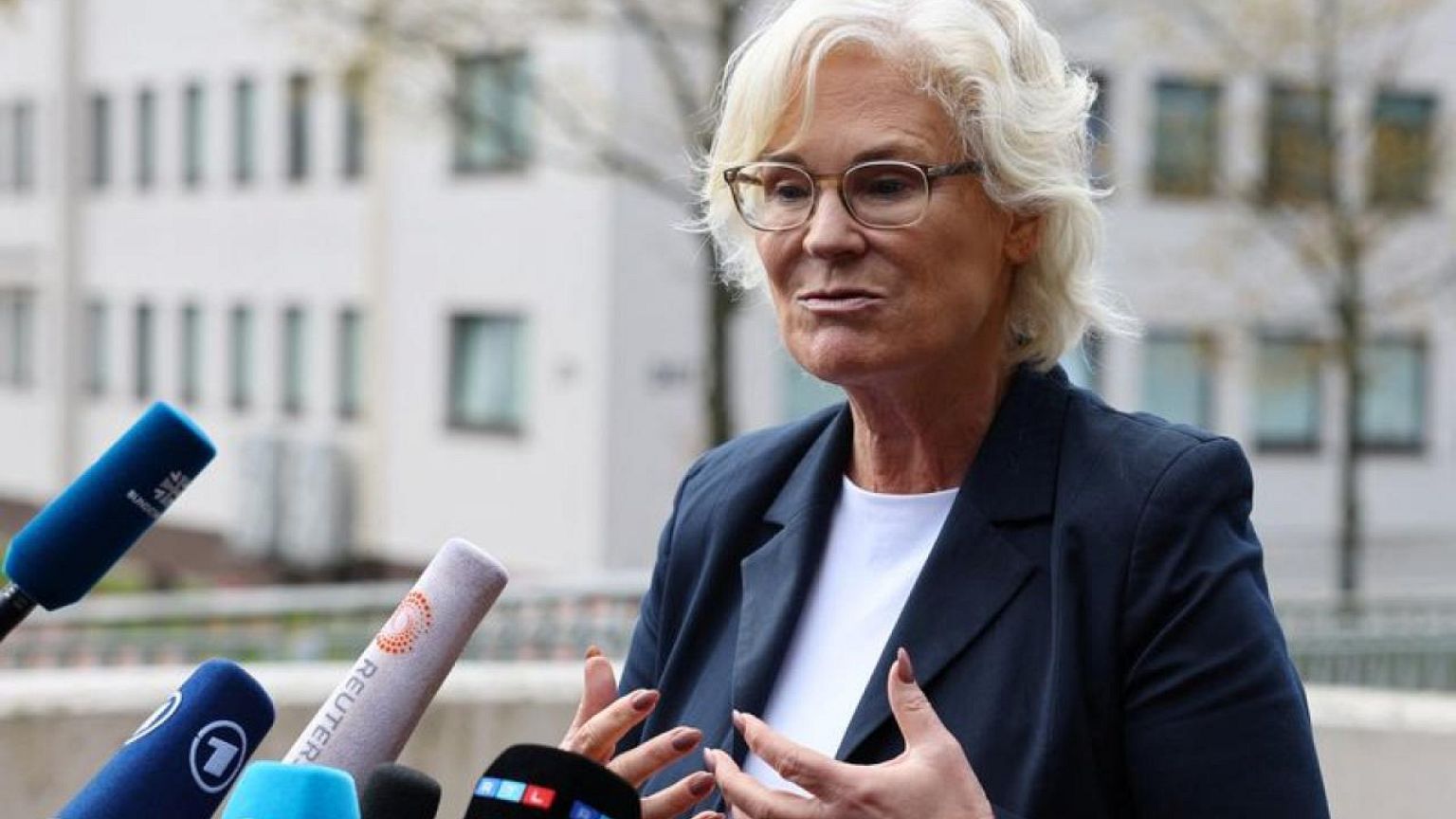 Germany to supply Ukraine with heavy weaponry for first time