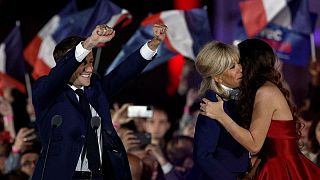 إيمانويل ماكرون وزوجته بريجيت أثناء الاحتفال بفوزه لولاية رئاسية ثانية في الانتخابات التي شهدتها فرنسا الأحد 24 أبريل 2022