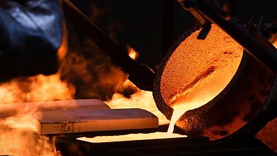 El oro sube a máximos de nueve meses por encima de 1.900 dólares la onza