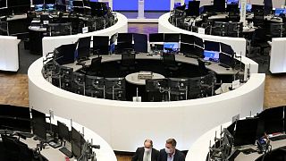 Acciones europeas suben impulsadas por buenos resultados de empresas