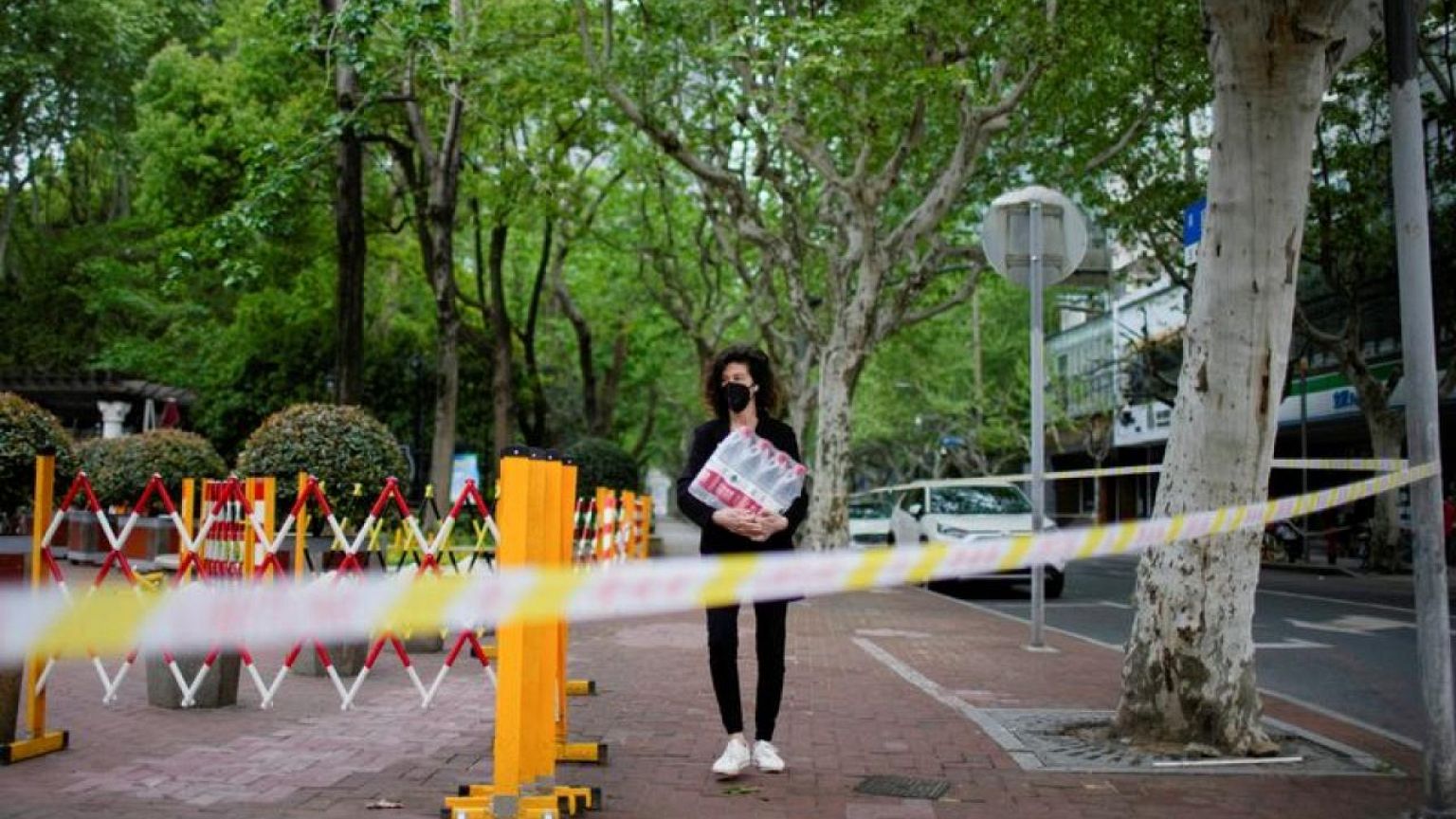 Expats flee as Shanghai's COVID lockdown drags
